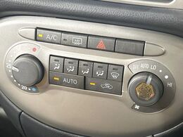 【オートエアコン】一度お好みの温度に設定すれば、車内の温度を検知し風量や温度を自動で調整。暑い…寒い…と何度もスイッチ操作をする必要はありません。快適な車内空間には必須の機能ですね♪