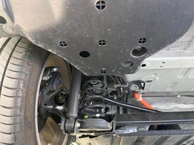 お車を安心してお乗りいただく為には、足回りの定期点検が欠かせません。サービスサポート（有償保証）では無料点検もご提供しており、安心のカーライフをお過ごしいただけるサポート体制が整っています。