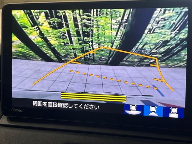 【バックカメラ】駐車時に後方がリアルタイム映像で確認できます。大型商業施設や立体駐車場での駐車時や、夜間のバック時に大活躍！運転スキルに関わらず、今や必須となった装備のひとつです！