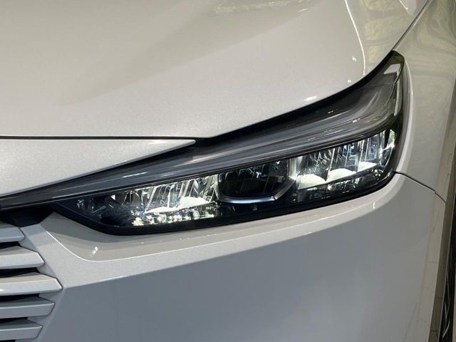 【LEDヘッドライト】悪天候や夜間走行時も良好な視界を確保し安心して運転できる高輝度LEDヘッドライトを装備！点灯速度が早く、消費電力も抑えられています。