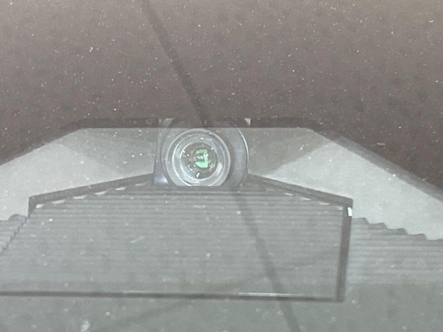 【ホンダセンシング】走行中に前方の車両等を認識し、衝突しそうな時は警報とブレーキで衝突回避と被害軽減をアシスト。より安全にドライブをお楽しみいただけます。