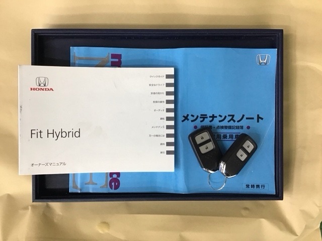 メンテナンスノート【点検整備記録簿・保証書】、取説も揃ってます。スマートキーはバッグなどにしまったままボタン操作でエンジンの始動・停止ができて大変便利です