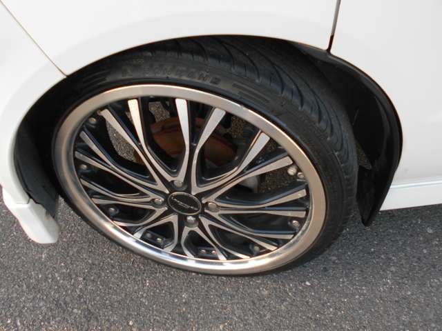 17インチアルミホイールです。車高調装着車両です。