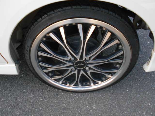 17インチアルミホイールです。車高調装着車両です。
