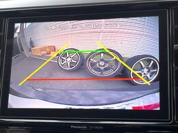 【バックカメラ】駐車時に後方がリアルタイム映像で確認できます。大型商業施設や立体駐車場での駐車時や、夜間のバック時に大活躍！運転スキルに関わらず、今や必須となった装備のひとつです！