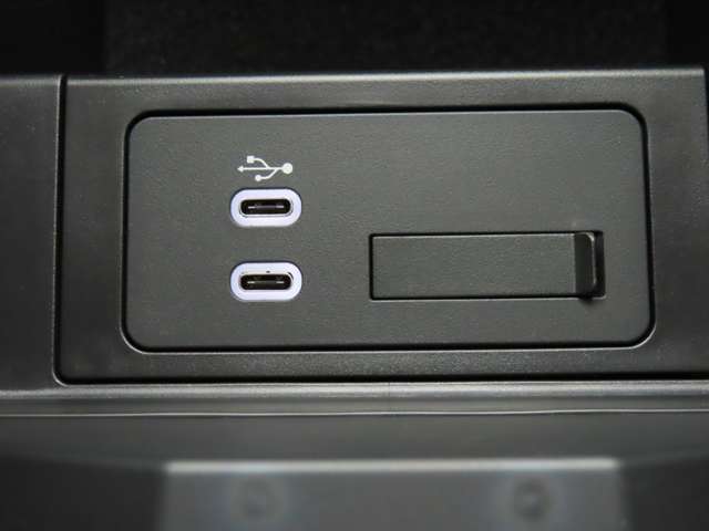 USBポートが二口ございますので、運転席と助手席それぞれのスマホや電子小物を充電可能です。