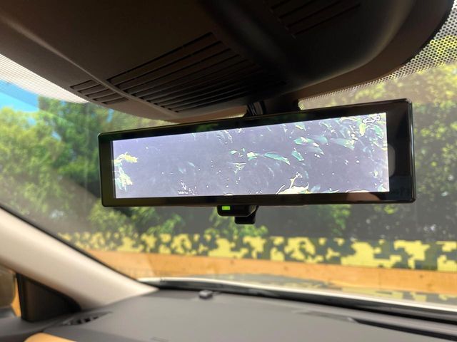 【インテリジェントルームミラー】後席の大きな荷物や同乗者で後方が確認しづらい時でも安心！カメラが撮影した車両後方の映像をルームミラー内に表示。クリアな視界で状況の確認が可能です！