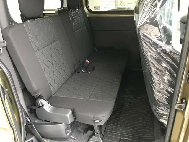荷物を積んでも後部座席のスペースはしっかり確保。