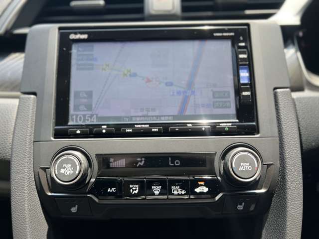 ホンダ純正ギャザーズナビ付き。目的地をセットすれば、あとはナビにおまかせ！初めて行く場所へでも遠い場所へでも安心して運転できます！