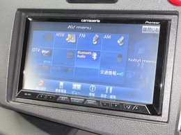 ナビゲーションはカロッツェリアHDDナビ（AVIC-ZH77）を装着しております。AM、FM、CD、DVD再生、Bluetooth、音楽録音再生がご使用いただけます。初めて訪れた場所でも安心ですね！