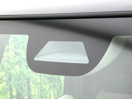 【ホンダセンシング】走行中に前方の車両等を認識し、衝突しそうな時は警報とブレーキで衝突回避と被害軽減をアシスト。より安全にドライブをお楽しみいただけます。