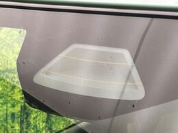 【スズキ　セーフティサポート】走行中に前方の車両等を認識し、衝突しそうな時は警報とブレーキで衝突回避と被害軽減をアシスト。より安全にドライブをお楽しみいただけます。