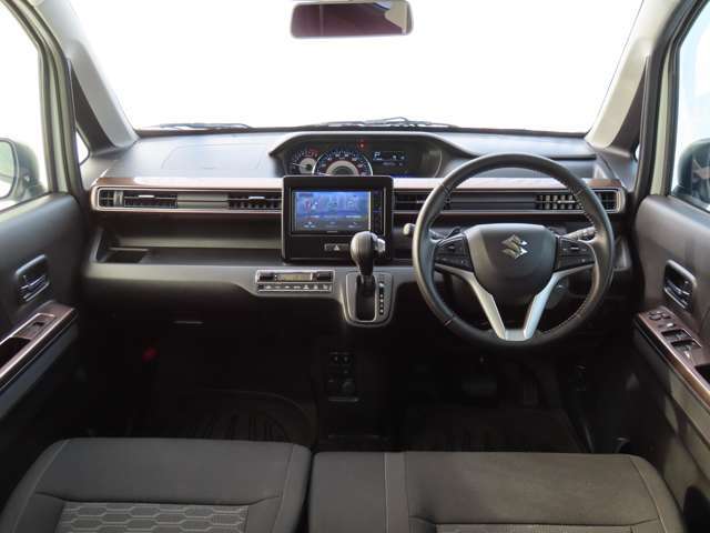 視認性に優れた水平基調デザインです。ブラックで統一された車内は親しみやすさの中にも上質感があります。