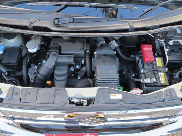 エンジンルームです。当店は軽自動車を中心に多数取り扱っています。買取事業も行っており、ユーザー様から直接仕入れることができるのでオークション手数料や陸送費用等がかからずその分格安価格で販売しています。
