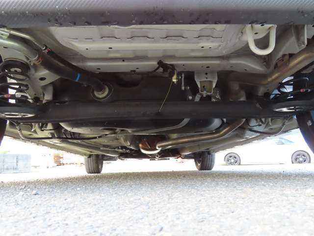 下回りの画像です。当店には国家整備士が常駐しております！ご購入後の修理、メンテナンスも安心してお任せください。