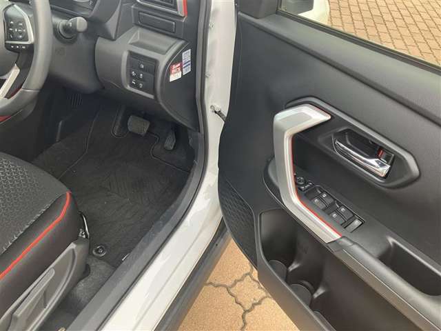 窓開閉スイッチも大きくて運転中でもらくらく操作！！