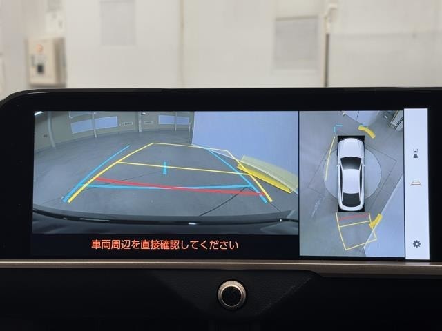 パノラミックビューモニターシステムが付いているので車の上から見た映像が確認できますよ。　一目で車両周辺の情報を確認できますが、直接安全をご確認下さい。