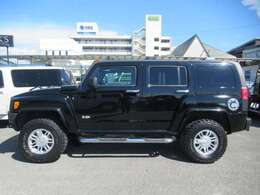 LOOK'Sではお客様の愛車のメンテナンスから板金・塗装修理、車検やオリジナルカスタムまでカーライフを全てをお任せ頂ける体制を整えておりますので安心してお任せ下さい。