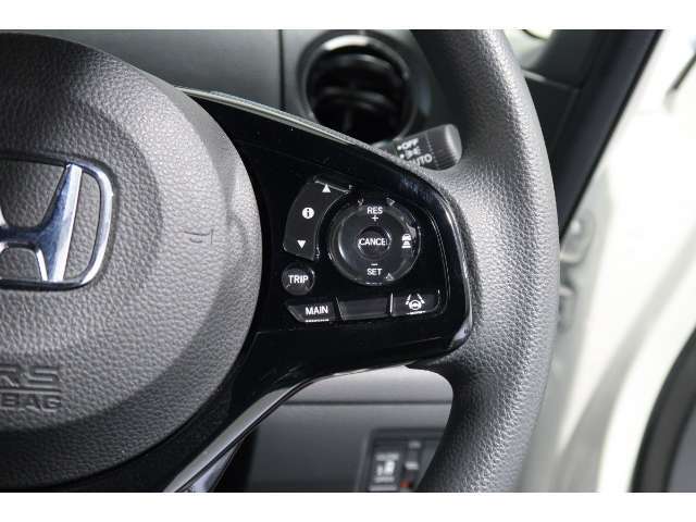 Hondaセンシングの機能のひとつ、アダプティブクルーズコントロール付！アクセルから足を離しても設定したスピードと前車との車間を保ち走行してくれます！車線維持もアシスト☆高速道路で疲労軽減ですね☆