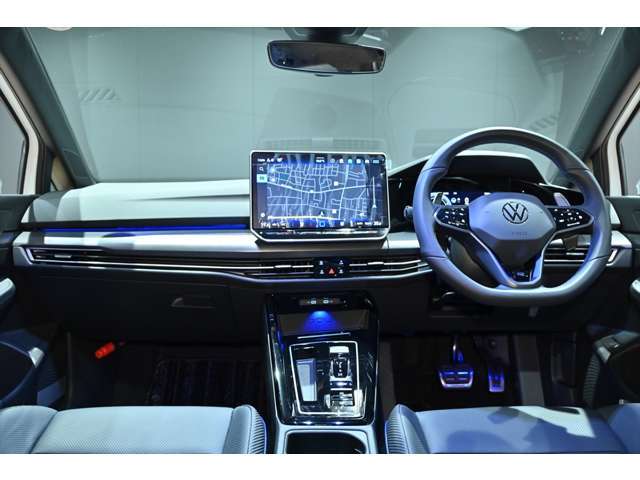 お洒落なコーディネート！とても広々とした高級感あるインテリア♪状態も良好です♪当店の展示車は全車クリーニング済みです。再度クリーニング後のご納車となります。