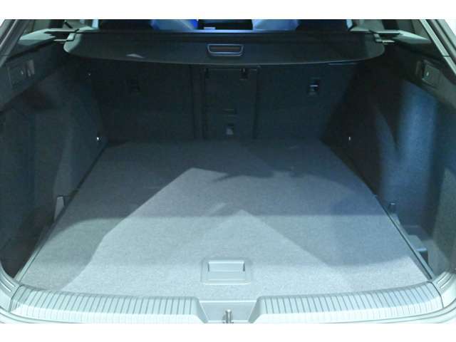 トランクスペースとっても広々♪使用感少なくとても綺麗な状態でございます♪大きな物も積み込み可能です♪