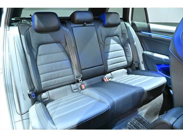 セカンドシートも綺麗な状態でございます！