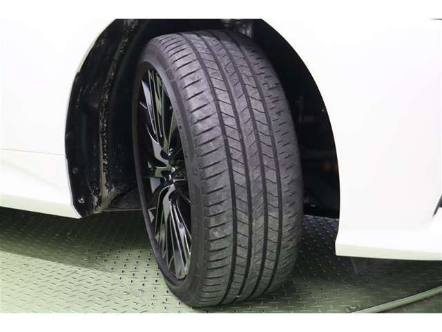 タイヤサイズはハイスペックな　225/45R18。京都トヨタにてこの車をご成約のお客様に限り、タイヤ4本を当社指定【新品】タイヤに交換します。