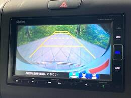 【バックカメラ】駐車時に後方がリアルタイム映像で確認できます。大型商業施設や立体駐車場での駐車時や、夜間のバック時に大活躍！運転スキルに関わらず、今や必須となった装備のひとつです！