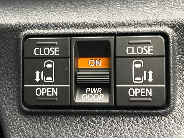 【両側パワースライドドア】スマートキーや運転席のスイッチで後席両側スライドドアの開閉が可能♪電動だから力を入れてドアを開ける必要が無く、小さなお子様でも簡単に開け閉めでき快適です♪