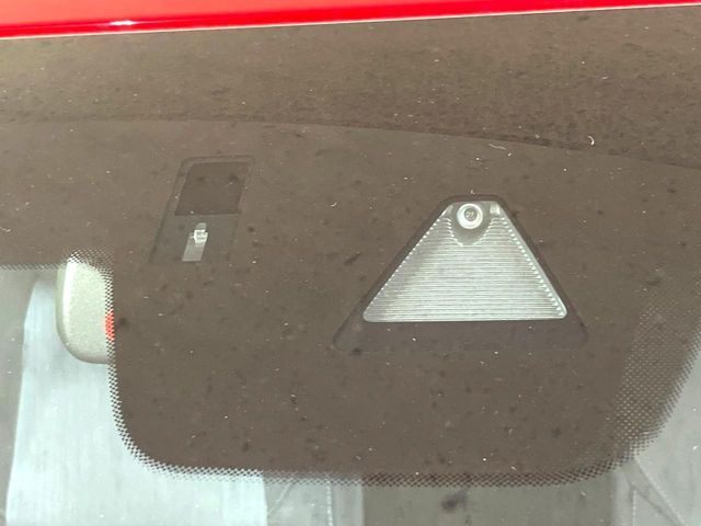 【スマートシティブレーキサポート】低速走行中に前方の車両等を認識し、衝突しそうな時は警報とブレーキで衝突回避と被害軽減をアシスト。より安全にドライブをお楽しみいただけます。