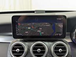 【Apple　Car　Play/Android　Auto】：スマホとの有線接続で、ナビ・オーディオ再生などスマホのアプリ機能が画面でも使える便利機能です！