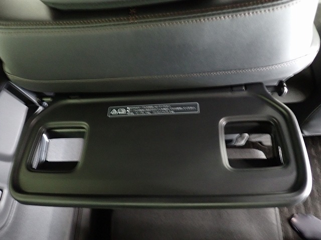 リアシート前には軽食を取るときなどに便利な折りたたみ式の大型トレー付！使わない時はしまっておけます。快適な装備満載で嬉しいですね♪