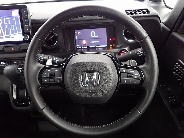 ハンドル左側にはオーディオ操作が出来るオーディオリモートコントロールスイッチ、右側にはHonda SENSINGとオートクルーズコントロールのスイッチを装備！