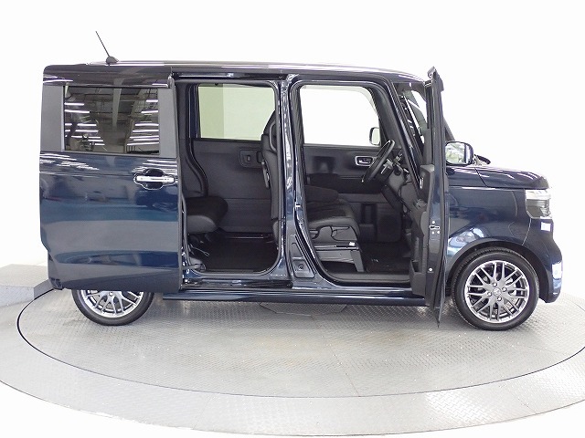 Honda独自のセンタータンクレイアウト、低床設計で床が低くドアも大きく開きますので、女性やお子様、ご年配の方にも一段と乗り降りがしやすくなっています。