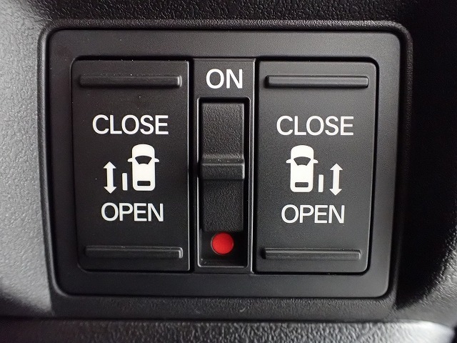 運転席からもスライドドアをボタン操作でスピーディーに開閉できます！またスマートキーでも操作できるので便利です。
