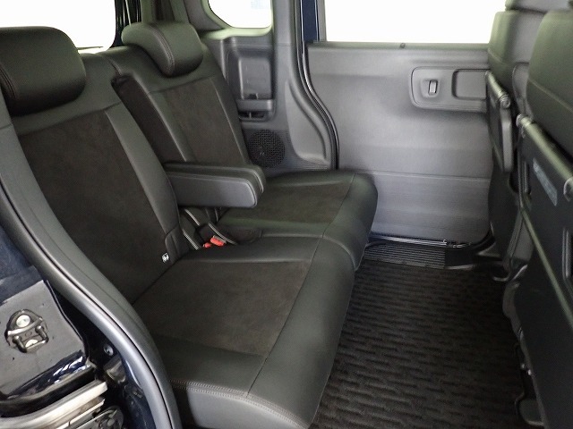 リアシートは足元も広々していて足を組めるほど余裕があります！又背もたれを左右別々に倒せるので長い物でも積めます。