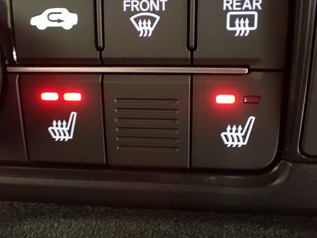 寒い冬でも暖かポカポカのシートヒーターが装備されています。