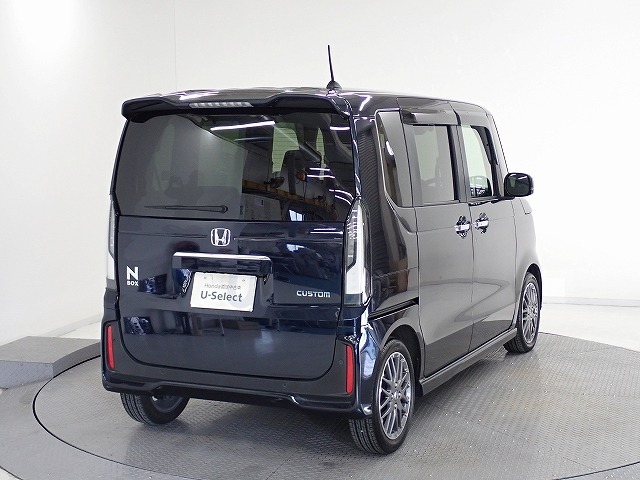 プライバシーガラスが装備されています。外を見るときには気にならずに、後方車両からは車内が見えにくい設計です、周りを気にせず、快適に運転できますよ。