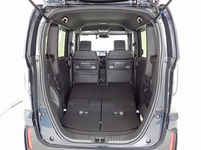 リアシートを倒すと高さも奥行もあるラゲッジスペースとなり自転車なんかも積めちゃいます！！