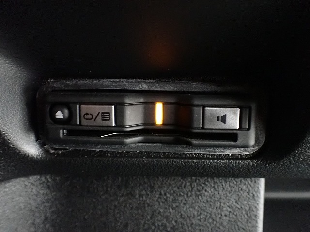 デザインスッキリのビルトイン『ETC』！高速道路の特典はもちろん、キャッシュレスなので料金所では徐行するだけで通過可能です！