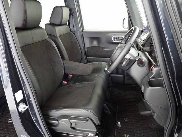 フロントシートはベンチシートです、運転席と助手席の移動が簡単です。真ん中にはアームレストも装備されています！ また運転席シートの高さも調整できます。