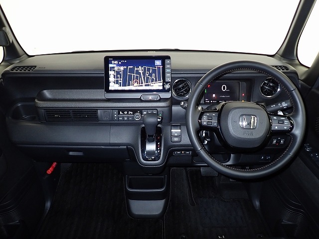 視界と視認性に優れたインパネまわりに統一感のあるデザインで全体をすっきりと。スイッチ類は見やすく分かりやすいレイアウトに。エンジンスタートはスタートボタンをワンプッシュ！