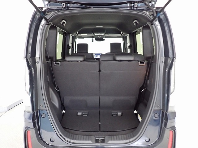 リアシートの後ろにはラゲッジスペースが確保されています。開口部も大きく床も低いので積み降ろしが楽です。