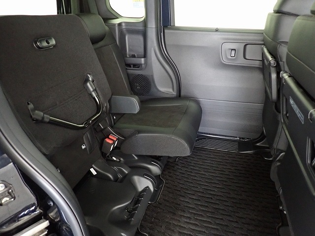 チップアップ、ダイブダウン機構付【 ウルトラリアシート 】は後席座面を左右分割で跳ね上げることができるので植木やベビーカーなど背の高い荷物をラクラク収納できます。ホンダ車ならではの人気装備です。