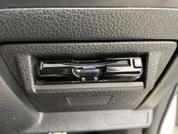 【ETC】有料道路を利用する際に料金所で停止することなく通過できる、ETC車載器（ノンストップ自動料金収受システム機器）が装備されています。セットアップを行うことで利用可能になります。