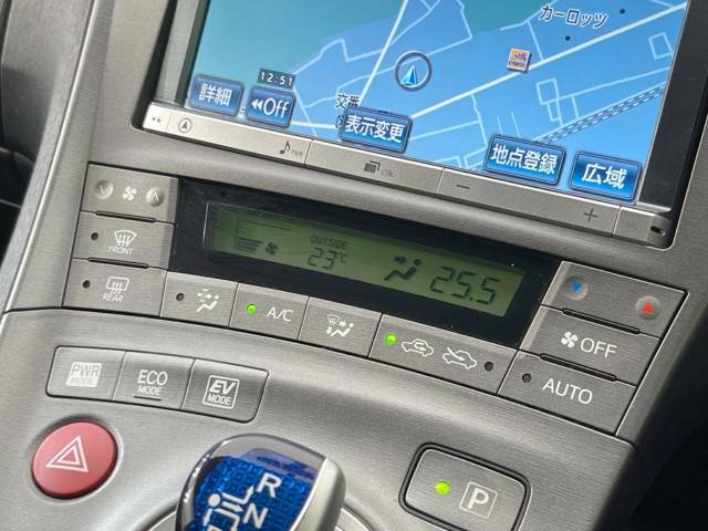 【オートエアコン】一度お好みの温度に設定すれば、車内の温度を検知し風量や温度を自動で調整。暑い…寒い…と何度もスイッチ操作をする必要はありません。快適な車内空間には必須の機能ですね♪