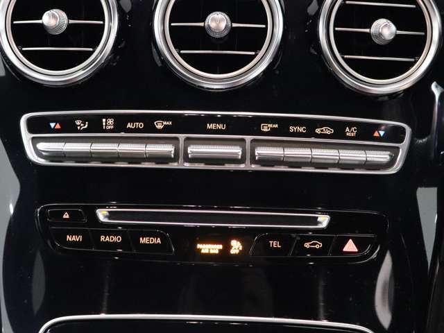 走行不能時の応急処置・車両けん引はもちろんのこと、ドライバーやご同乗者の代替交通手段の手配や、その費用の一部を負担いたします。故障による走行不能時はもちろん、万一の交通事故の際もサポートいたします
