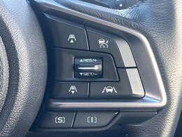 【全車速追従機能付クルーズコントロール】高速道路での長距離走行が楽に！！自動で速度を保つクルーズコントロールが、衝突軽減システムと連携し、前方の車両を感知して車間を保つように速度調節してくれます！！