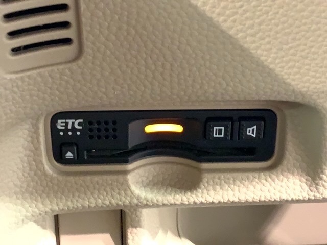 いまや快適なカーライフに欠かせないETCが付いています。