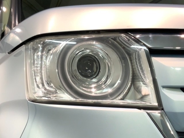 LEDヘッドライトは、点灯の瞬間から最大光量を発揮し、突然暗くなるトンネルなどでの安定感を高めます。